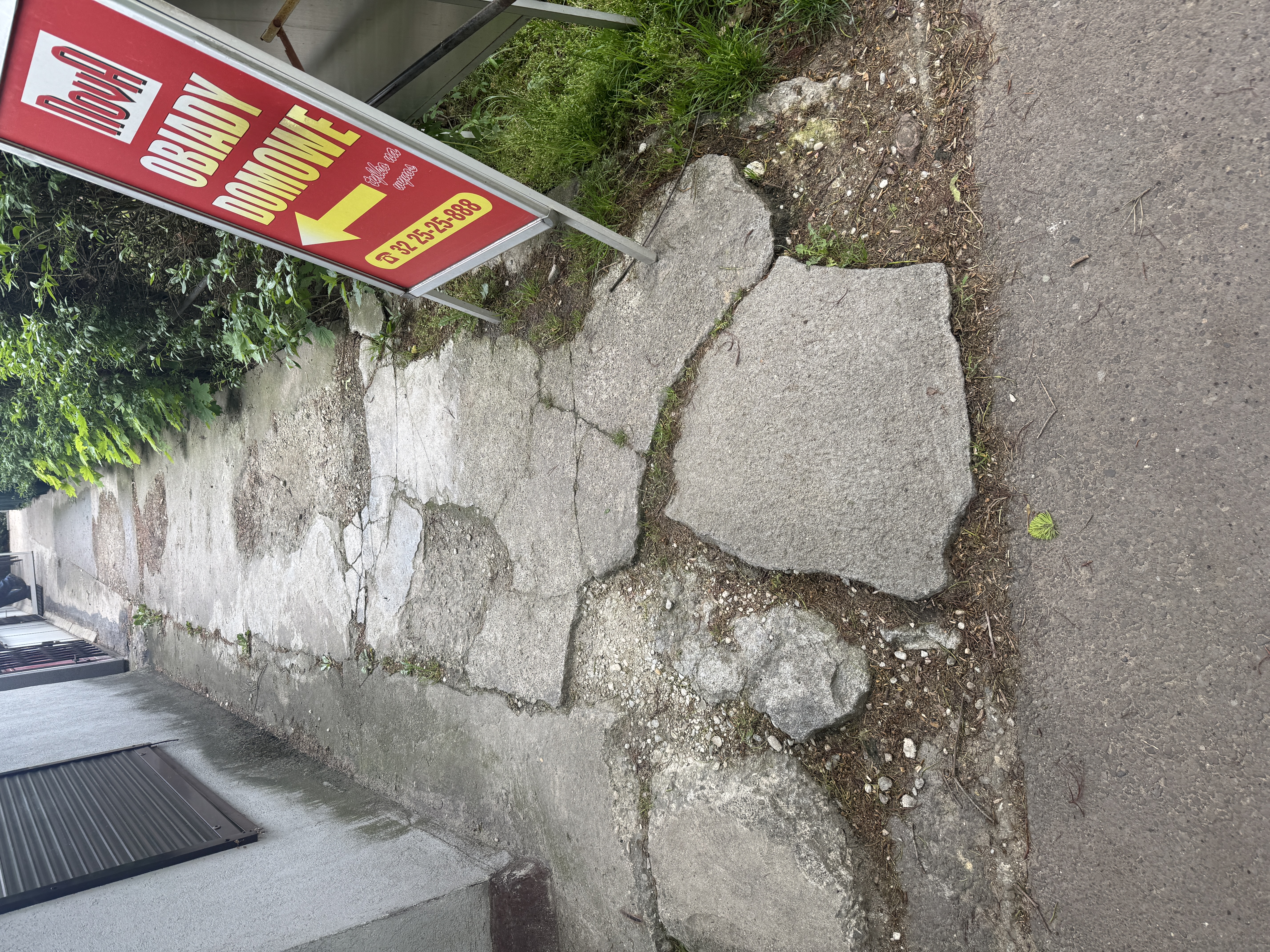 Kokociniec, remont chodnika przy pawilonach obok Kubusia